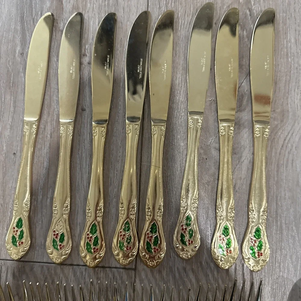 44 PCs HOLLY Yuletide Holly Berry Christmas Gold 8 Place Settings + Serving Pcs